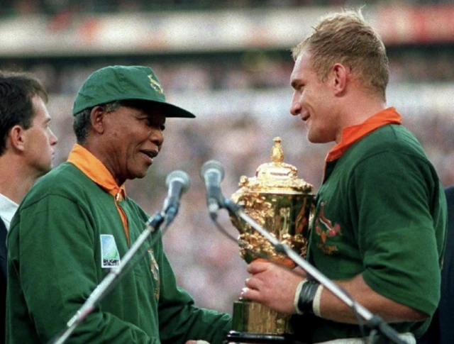 Nelson Mandela and Francois Pienaar shake hands