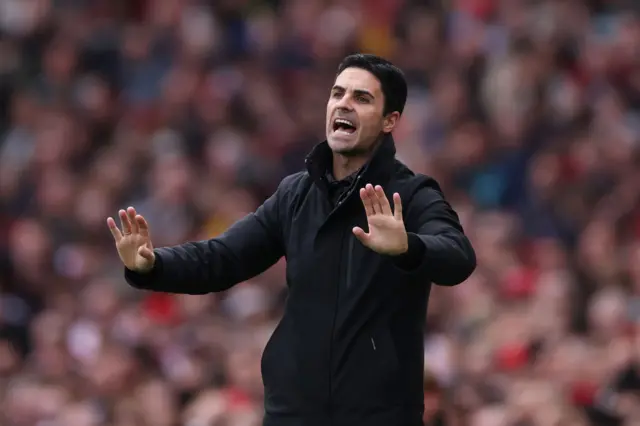 Mikel Arteta give instructions to his team