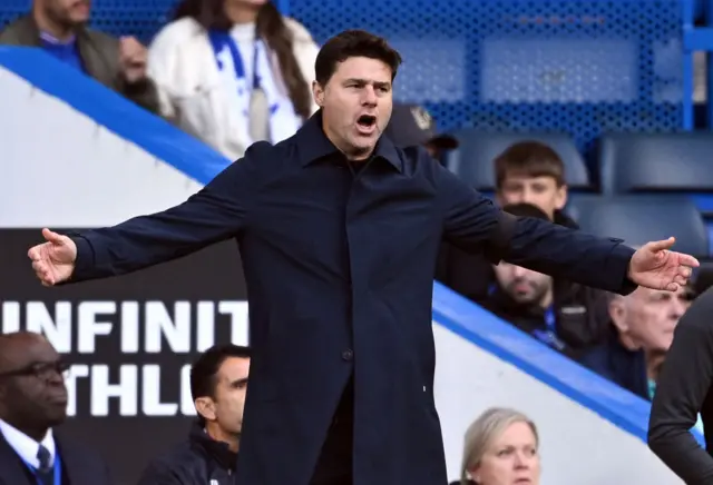 Mauricio Pochettino instructing his players