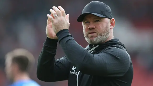 Wayne Rooney applauds fans