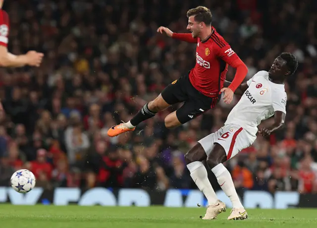 Mason Mount of Manchester United in action with Davinson Sanchez