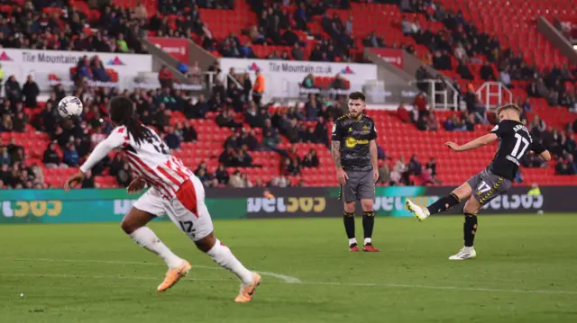 Stuart Armstrong scores free-kick for Southampton