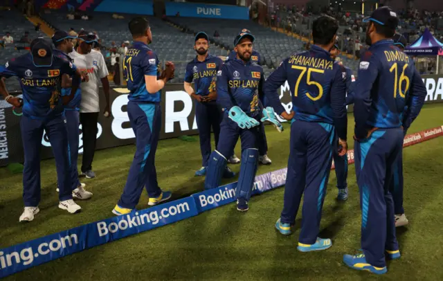 Sri Lanka players gather on the boundary rope