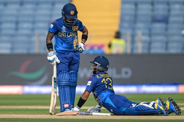 Kusal Mendis stretches