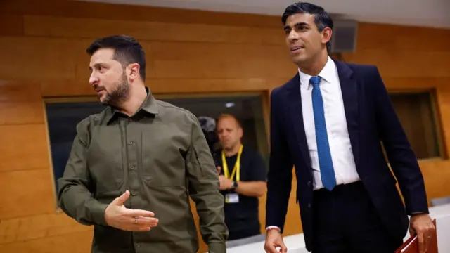 Volodymyr Zelensky (l) and Rishi Sunak in Spain