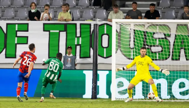 Shavy Babicka glances in Aris' second goal