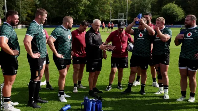 Warren Gatland with Wales players in huddle