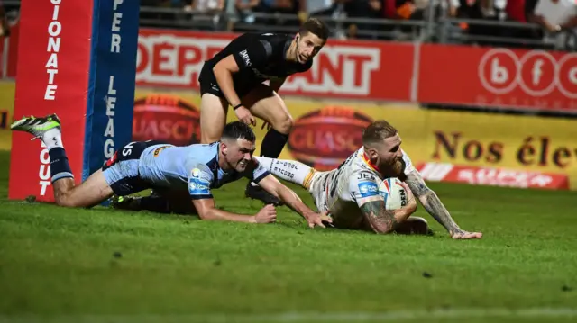 Sam Tomkins scores the winning try for Catalans v St Helens