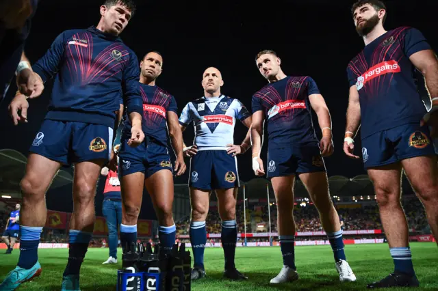 St Helens huddle before kick-off