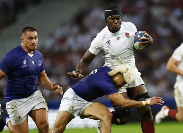 Maro Itoje runs with the ball