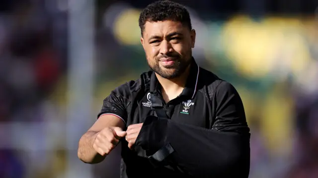 Taulupe Faletau in a sling