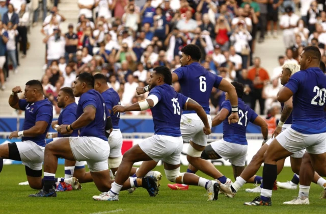 Samoa perform the Sivi Tau