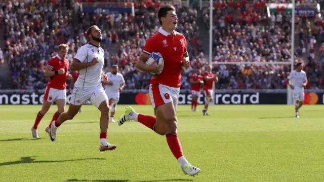 Louis Rees-Zammit runs away to score