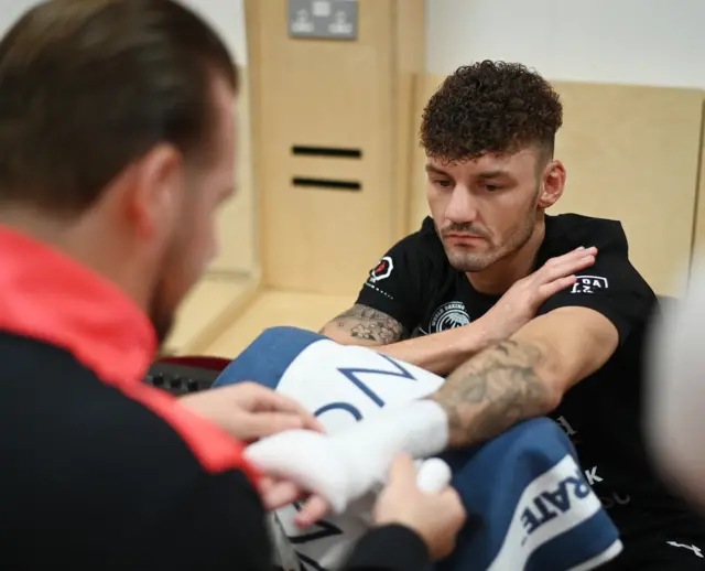 Leigh Wood having his hands wrapped