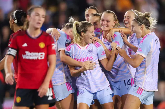 Cloe Lacasse celebrates for Arsenal