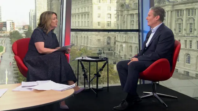 Victoria Derbyshire ask Keir Starmer a question in the Liverpool studio