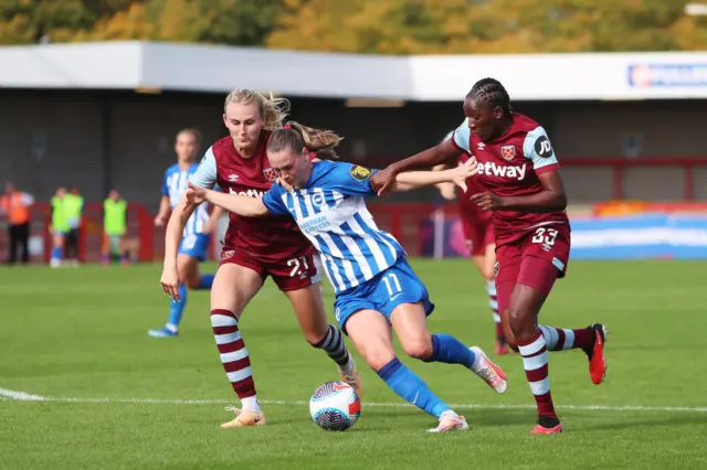 Terland tries to evade the challenges of west ham defenders.