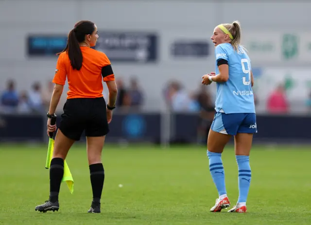 Kelly protests to the lineswoman at half time.