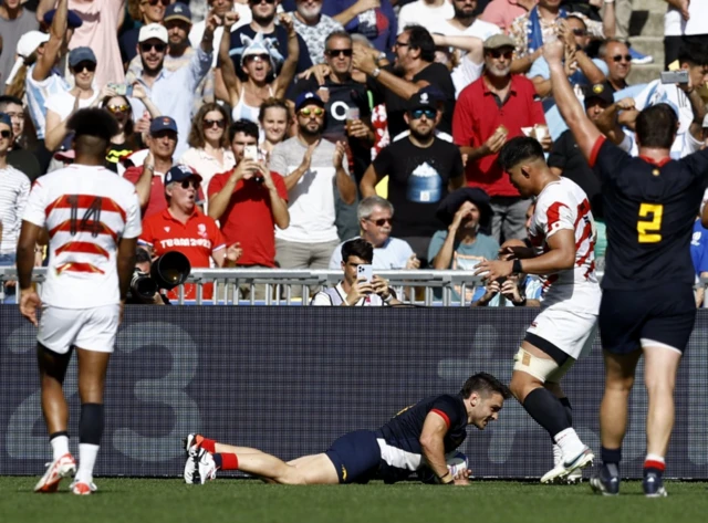 Mateo Carreras dives over with Montoya celebrating