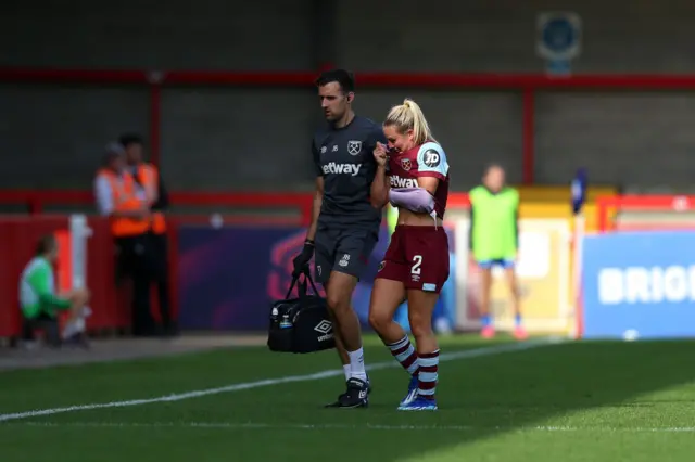 Smith walsk off the pitch in tears with an apparent shoulder injury.