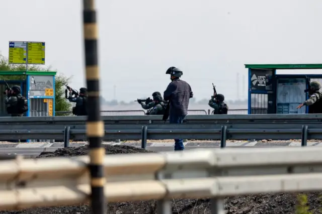 Israeli soldiers looking for Palestinian militants