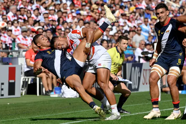 Japan's Siosaia Fifita tackles Argentina's Santiago Chocobares