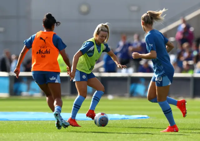 Hemp holds possession of the ball during the rondo in the warm up.