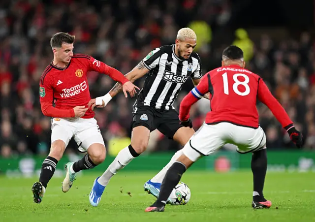 JoeLinton on the ball while Casemiro and Mount try to tackle him