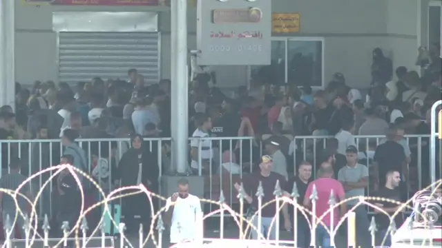 Crowds at the Rafah border crossing