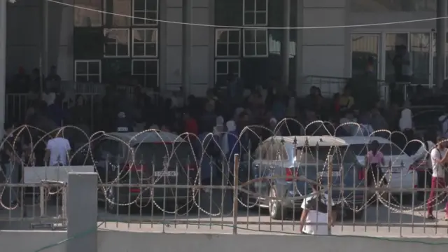 Crowds at the Rafah border crossing