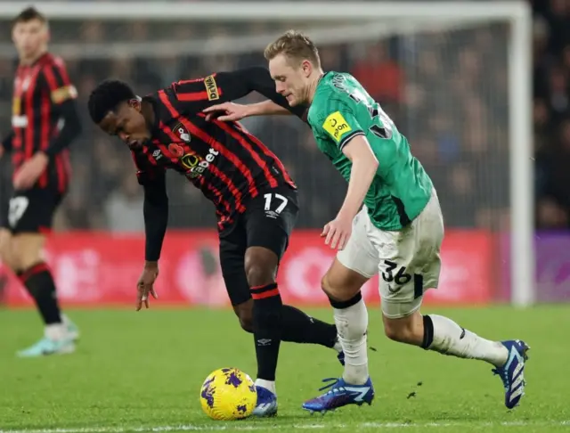 Luis Sinisterra dribbles with the ball under pressure from Sean Longstaff