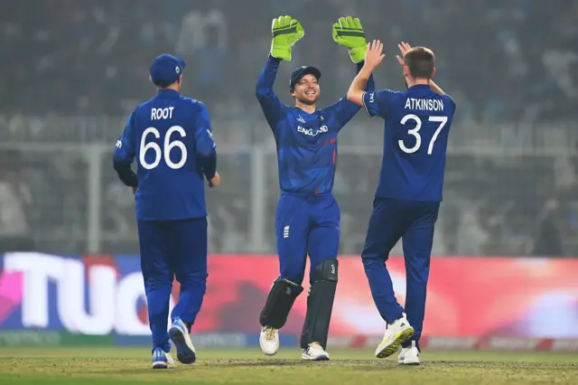 Gus Atkinson celebrates a wicket with Jos Buttler