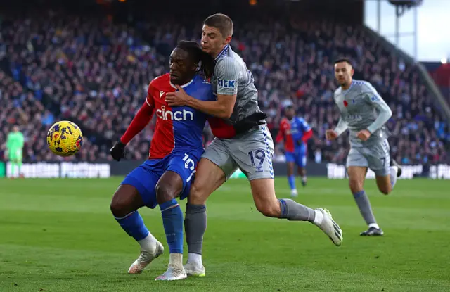 Eberchi Eze of Crystal Palace and Vitaliy Mykolenko fight for the ball