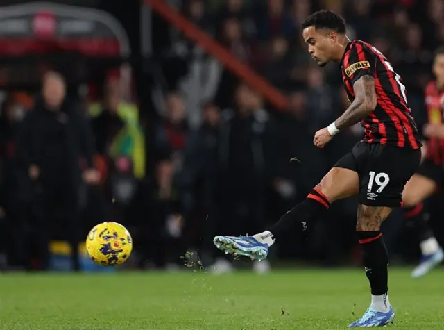 Justin Kluivert shoots