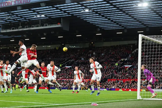 Rasmus Hojlund of Manchester United misses a header