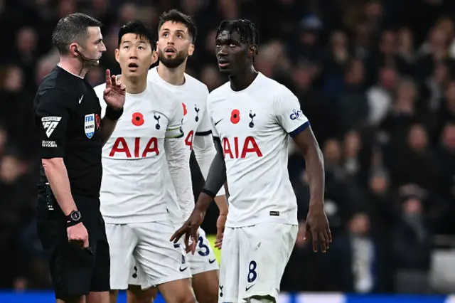 Referee Michael Oliver and Son Heung-min, Rodrigo Bentancur and Yves Bissouma of Tottenham look on
