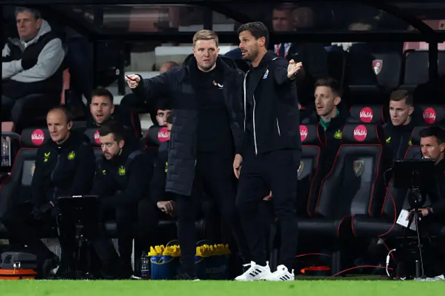 Eddie Howe speaks with Jason Tindall on the touchline