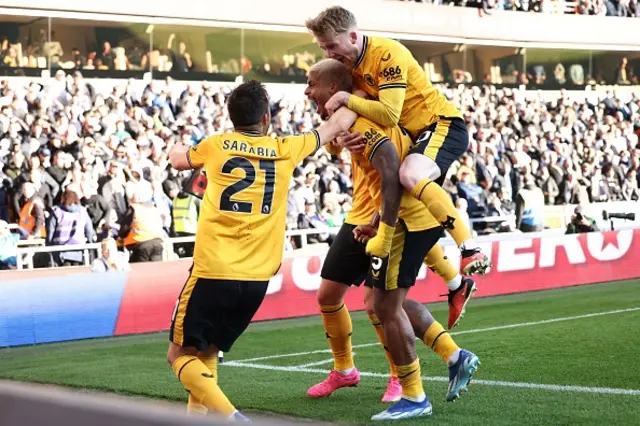 Mario Lemina  celebrates with teammates