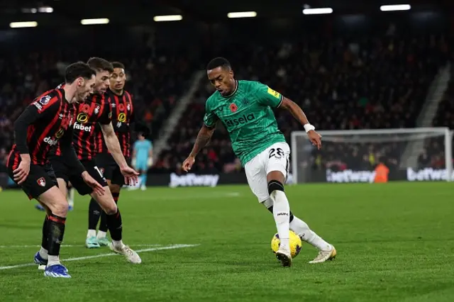 Joe Willock runs with the ball