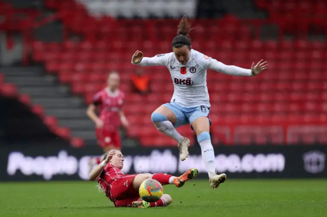 Corise evades the sliding tackle of Thestrup.