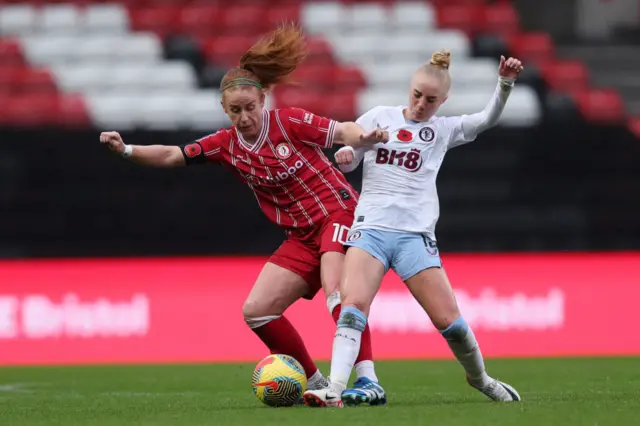 Blindkilde and Furness battle for the ball in midfield.