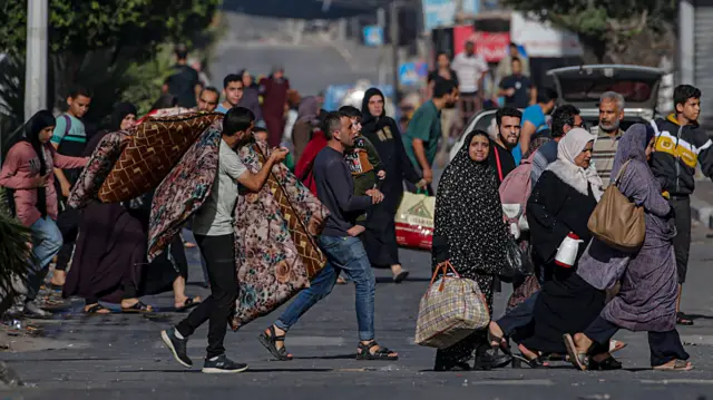 Palestinians flee the Shati refugee camp in northern Gaza (9 November 2023)