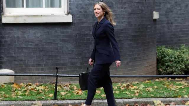 Laura Trott carrying a briefcase arrivng at Downing Street