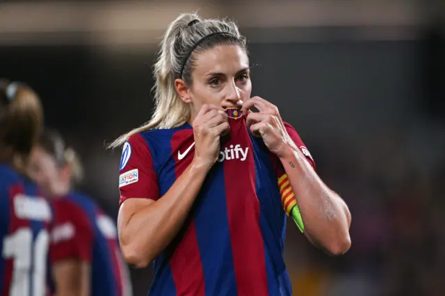 Putellas kisses the Barcelona badge.