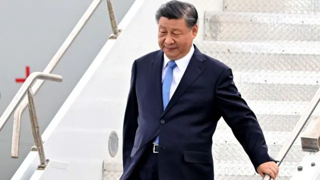 Chinese President Xi Jinping disembarks from a plane as he arrives at San Francisco International airport