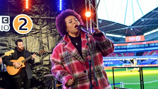 Emeli Sandé peforming
