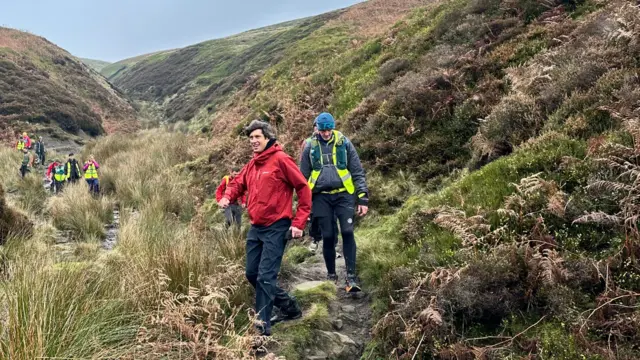 Vernon Kay climbs Kinder Scout