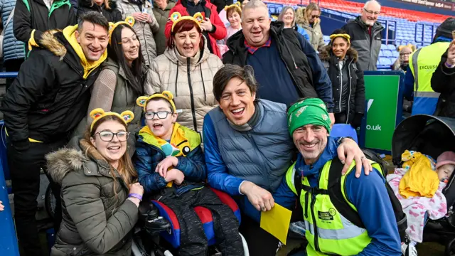 Vernon meets Phoenix and the family