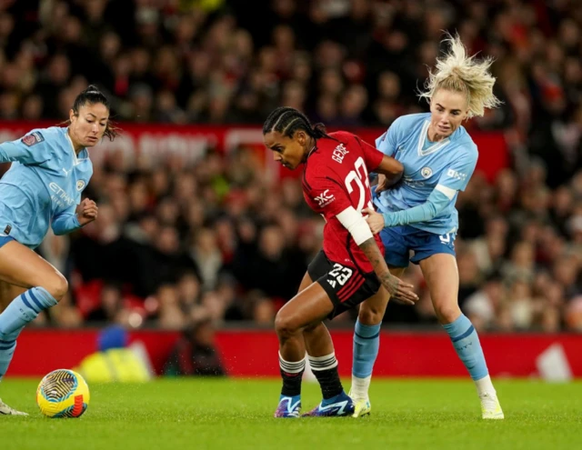 Greenwood battles for the ball with Geyse