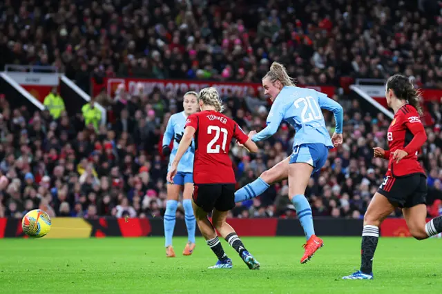 : Jill Roord of Manchester City shoots